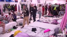 Zadruga 4 / TUCA   Anja i Rea obezbeđenje uletelo da ih razdvoji