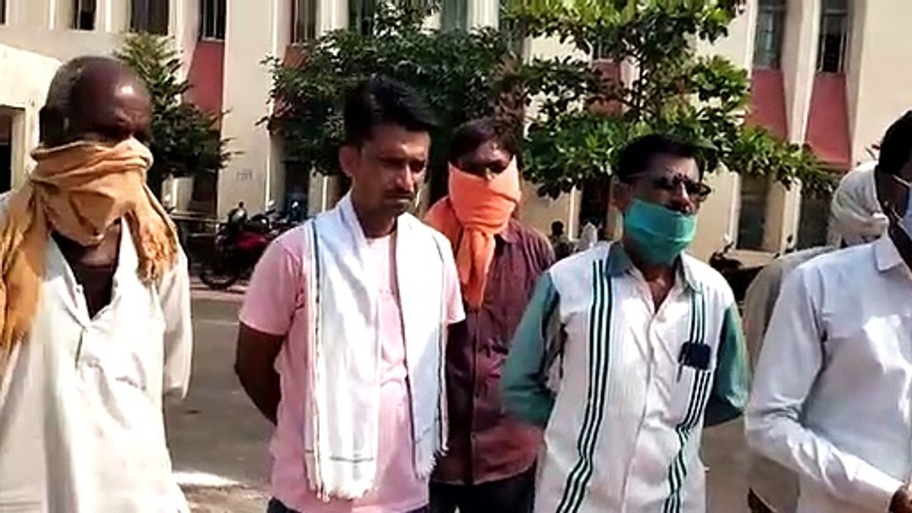 ग्राम सुनेरा में प्रधानमन्त्री आवास योजना मे लेकर भ्रष्टाचार की शिकायत को लेकर पहुंची डीएम तक