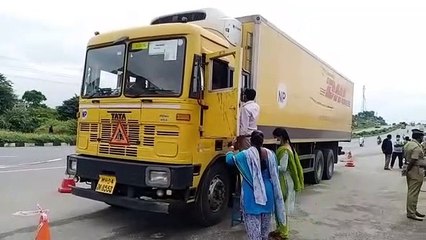 ஒசூர் அருகே துணிகரம்.. தேசிய நெடுஞ்சாலையில் பல கோடி மதிப்புள்ள MI போன்கள் செல்போன்கள் கொள்ளை - வீடியோ