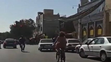 İran'da başörtüsüz bisiklet cezası