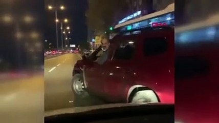 Avcılar'da önünü kestiği sürücünün aracını yumrukladı