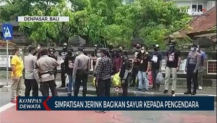 Simpatisan Jerink Bagikan Sayur Kepada Pengendara