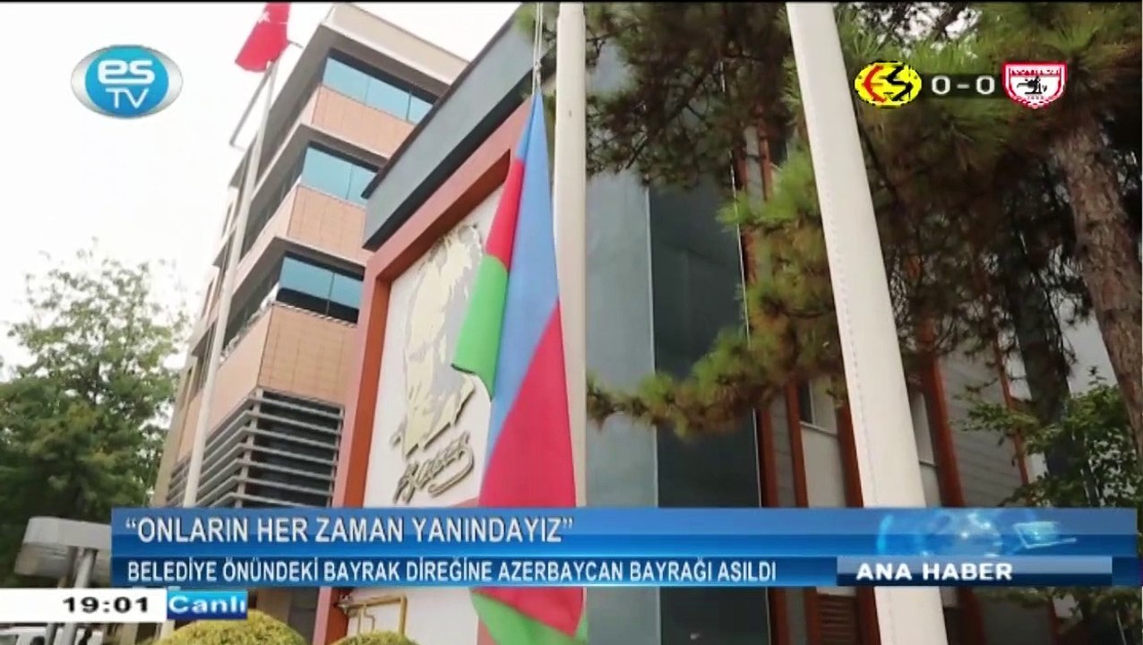 Belediye önündeki bayrak direğine azerbaycan bayrağı asıldı