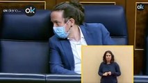 Con este gesto de odio miraba Pablo Iglesias a Santiago Abascal cuando el líder de Vox se dirigía a él