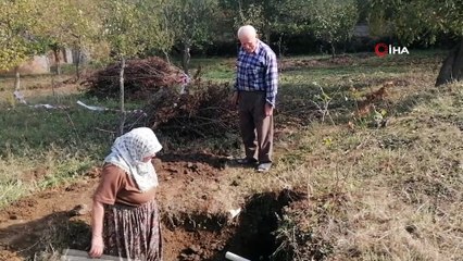 Tarlasını için su çukuru açarken misket bombası buldu