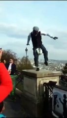 Il impressionne les Parisiens avec son talent de jongleur de foot