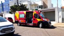 Mulher é socorrida pelo Corpo de Bombeiros na Rua Belo Horizonte