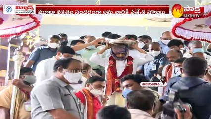 దుర్గమ్మకు పట్టు వస్త్రాలు సమర్పించిన సీఎం జగన్‌