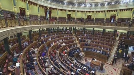 Sánchez y Abascal miran a Casado en la moción de censura