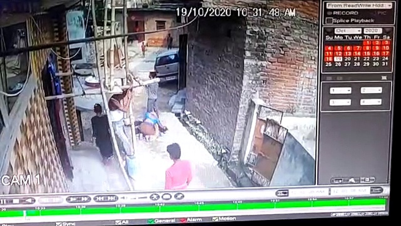 लखनऊ: दबंग महिला ने परिवार के साथ किया जानलेवा हमला, घटना सीसीटीवी में कैद