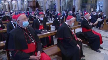 교황, 대중 행사서 마스크 첫 착용...호흡 불편 기색 / YTN