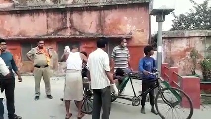 चलती ट्रैन में चढ़ते समय यात्री गिरा