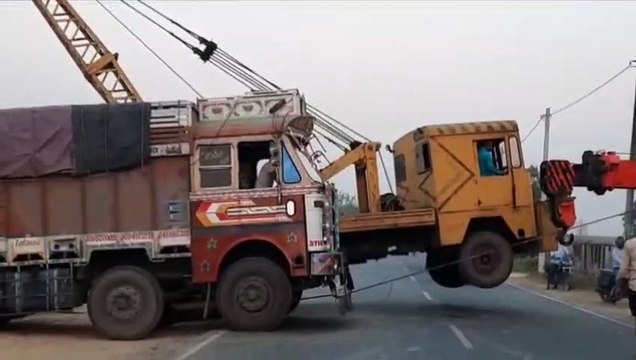 इटावा भरथना मार्ग पर खराब ट्रक को हटाने की वजह से घंटे भर लगा रहा जाम, लोग हुए परेशान