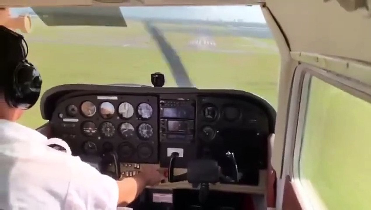 Atterrissage intense après la sortie de piste de son avion !