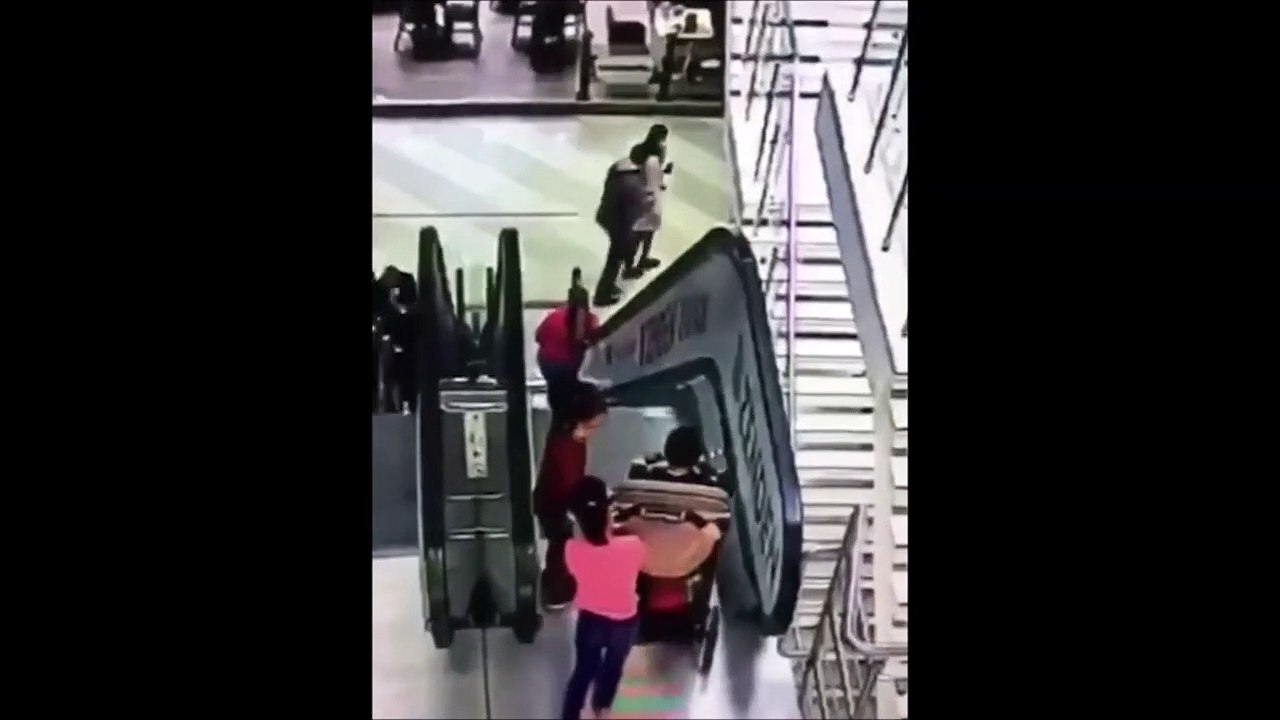 Cette fillette veut de descendre un escalator avec la poussette de son petit frère... mauvaise idée
