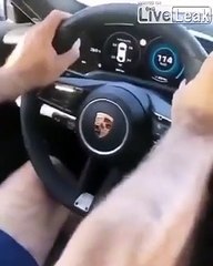 Il essaie sa nouvelle Porsche Taycan et rate son premier virage