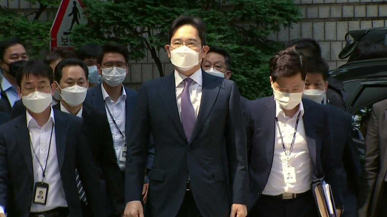 이재용 '경영권 불법 승계' 재판 오늘 시작...방청권 공개 추첨 / YTN