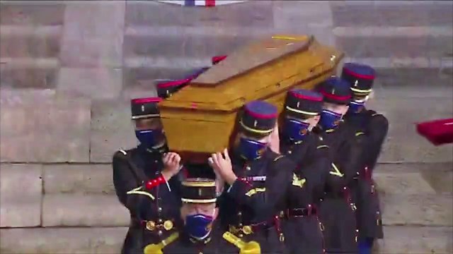 Hommage national à Samuel Paty: L'entrée émouvante du cercueil de Samuel Paty sur One de U2