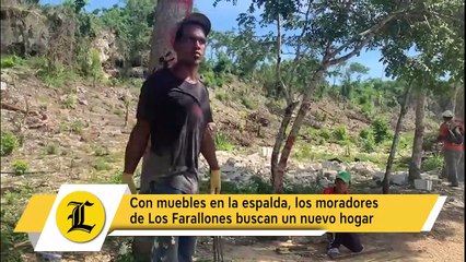 Con muebles en la espalda, los moradores de Los Farallones buscan un nuevo hogar
