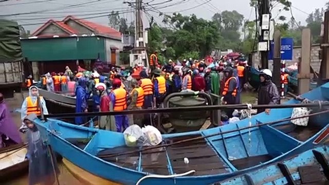 Des inondations font 111 morts dans le centre du Vietnam, la tempête Saudel se prépare