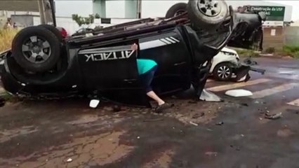 Caminhonete capota em forte colisão no Bairro FAG