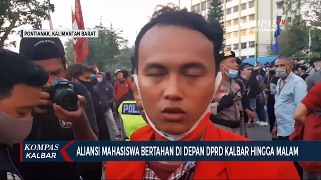 Mahasiswa Duduk hingga Malam di Depan Kantor DPRD Tolak Pengesahan Omnibus Law
