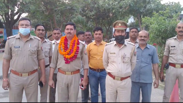उप निरीक्षक का बकेवर थाने से इटावा कोतवाली में हुआ स्थानांतरण बकेवर थाने मैं हुआ विदाई समारोह