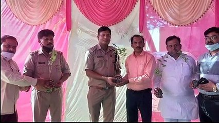 इकदिल थाने में नगर पंचायत अध्यक्ष द्वारा उपहार के तौर पर दिए गए पौधे