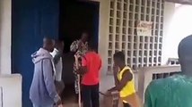 KOTOBI.La gendarmerie arrête des manifestants. Face à cette forfaiture, le peuple déterminé libère de force leurs frères.