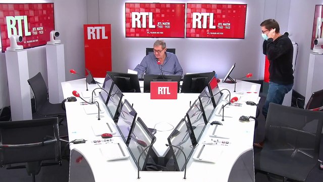 À Paris, Anaïs confectionne des vêtements à partir de tissus récupérés