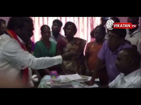 'Cash for Vote' inaction frustrates PMK candidate,throws money at Election Officer