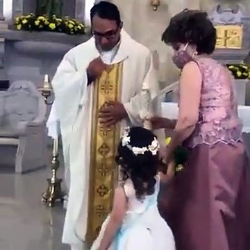 La petite fille croyait que le prêtre allait lui faire un high five