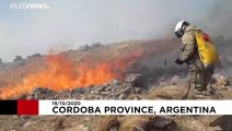 شاهد.. رجال إطفاء تنجح في إخماد آخر بؤر الحرائق وسط الأرجنتين
