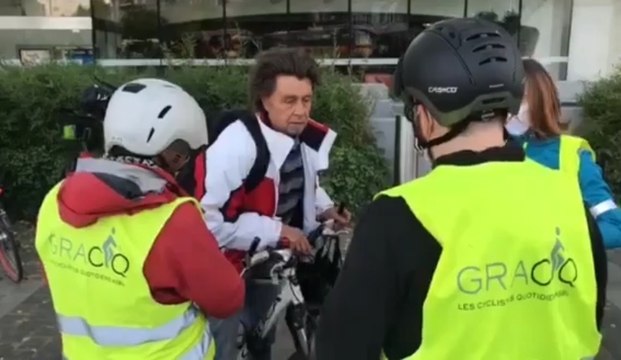 Action To be seen or not to be, ce n'est pas la question , devant la gare des Guillemins à Liège