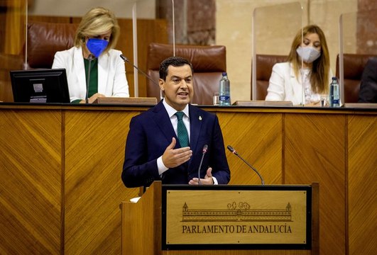 Juanma Moreno habla sobre asociaciones de mujeres.