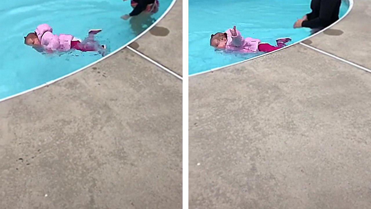 Elle pousse un bébé habillé dans l'eau pour lui apprendre à ne pas se noyer