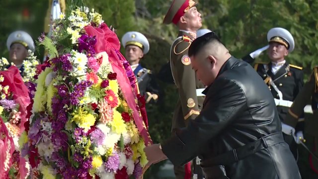 김정은, 6·25참전 70주년 중공군 열사능 참배...삼중고 속 북중 우호 과시 / YTN