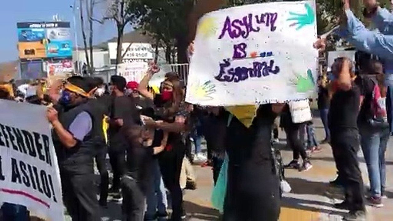 Migrantes y activistas protestan en frontera México-EEUU por derecho de asilo