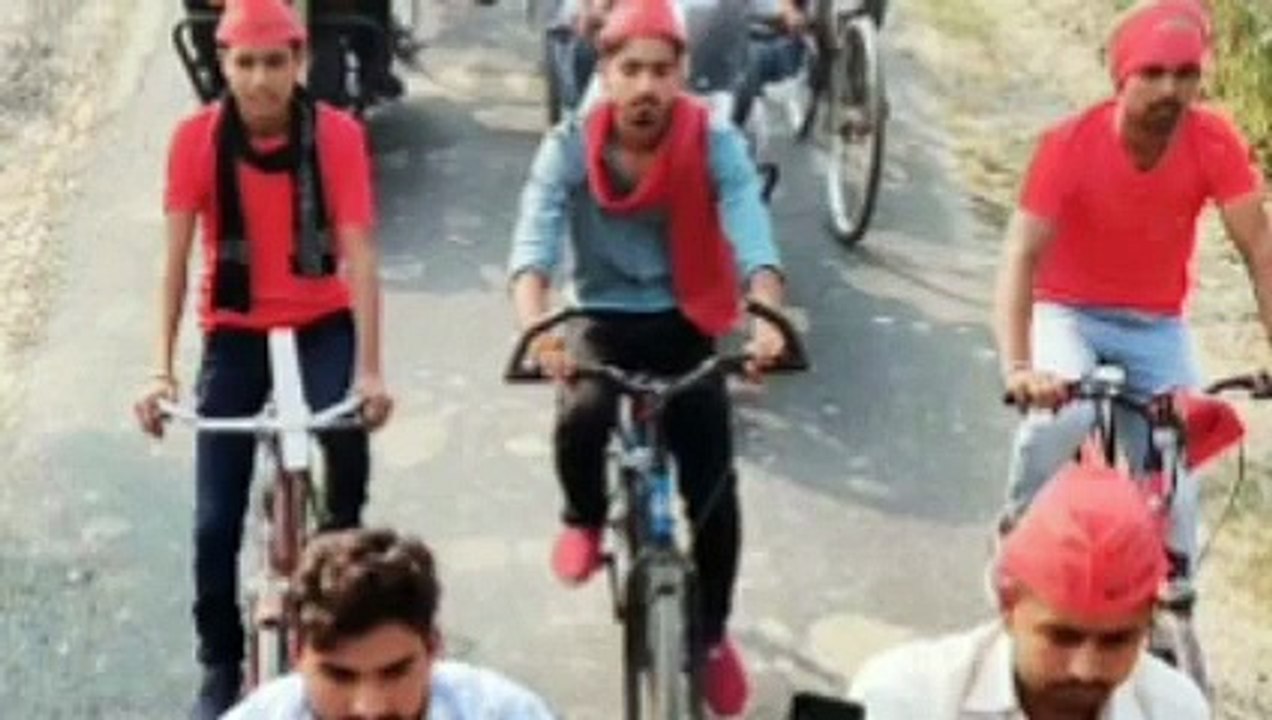 इटावा: जनता को जागरूक करने में जुटे सपा कार्यकर्ता