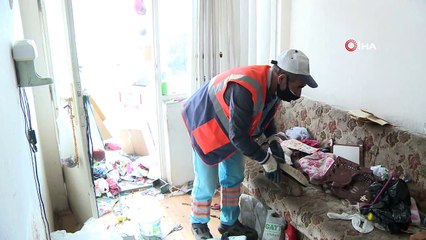 Bursa’da 3 katlı evden 3 kamyon çöp çıktı