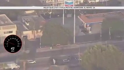 Insólito: Un prófugo se detiene en una gasolinera para llenar el tanque durante una persecución policial