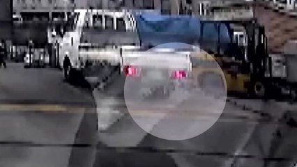 밧줄 끊어진 트레일러 낚시객 덮쳐 2명 중상 / YTN