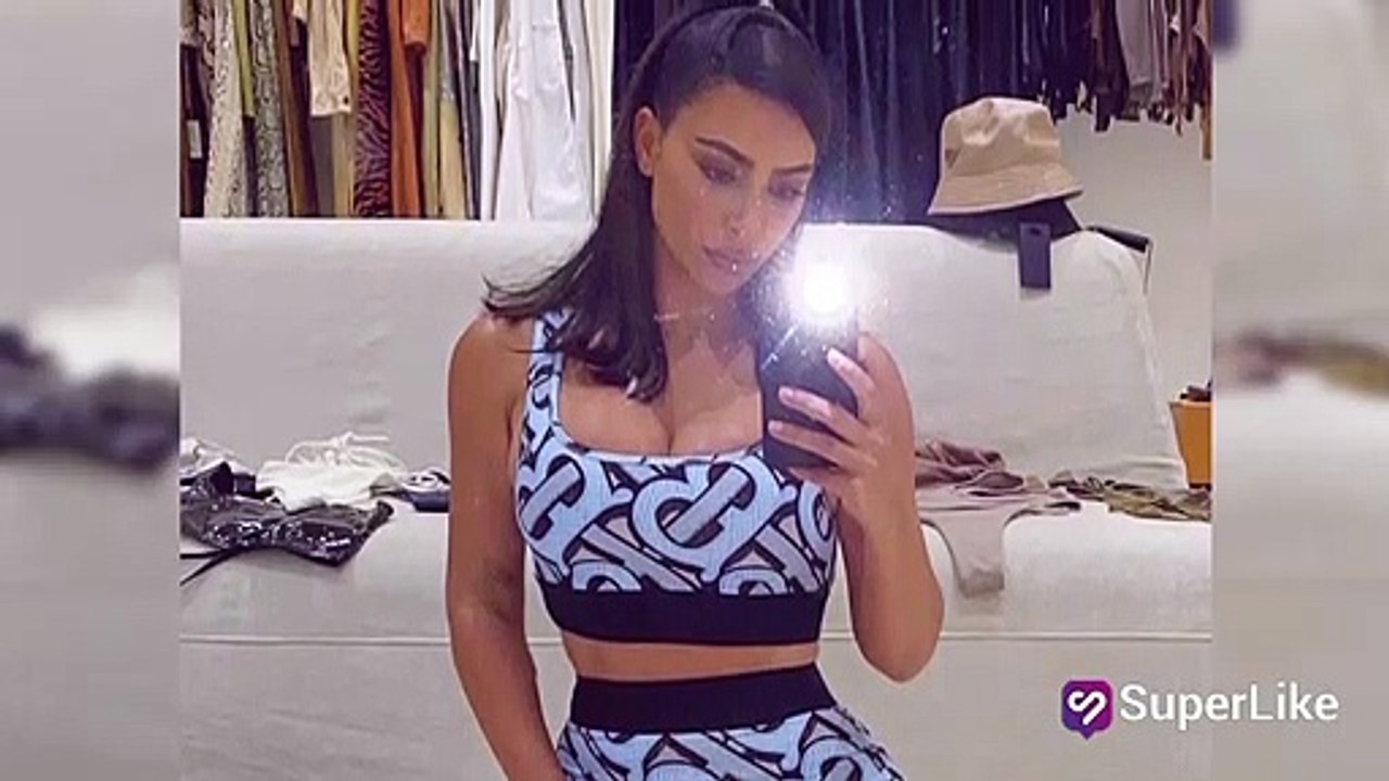 Con diminuto sostén y transparencias Kim Kardas...