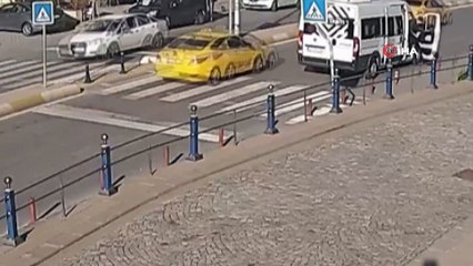 Tuzla'da yürek ısıtan görüntü...Minibüs şoförü, karşıya geçmek isteyen yaşlı çift için yolu kapattı