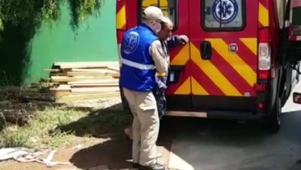 Homem prensa o pé em meio de palets e é socorrido pelo Corpo de Bombeiros