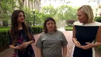 Mamá y Bebé Nadaban Felices Cuando Algo Apareció Detrás de Ellos