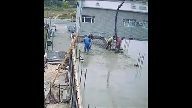 Ces ouvriers vont avoir beaucoup de chance alors que la dalle de béton du 1er étage s'effondre