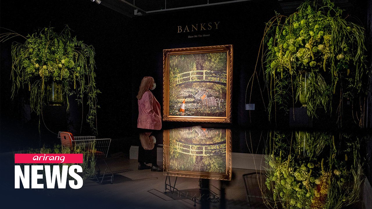 British artist Banksy's "Show me the Monet" painting sells for US$ 10 mil.