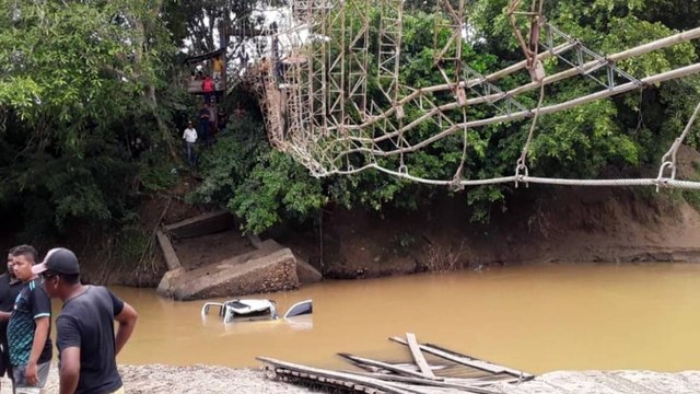 Cinco muertos por el colapso de un puente colgante en Necoclí