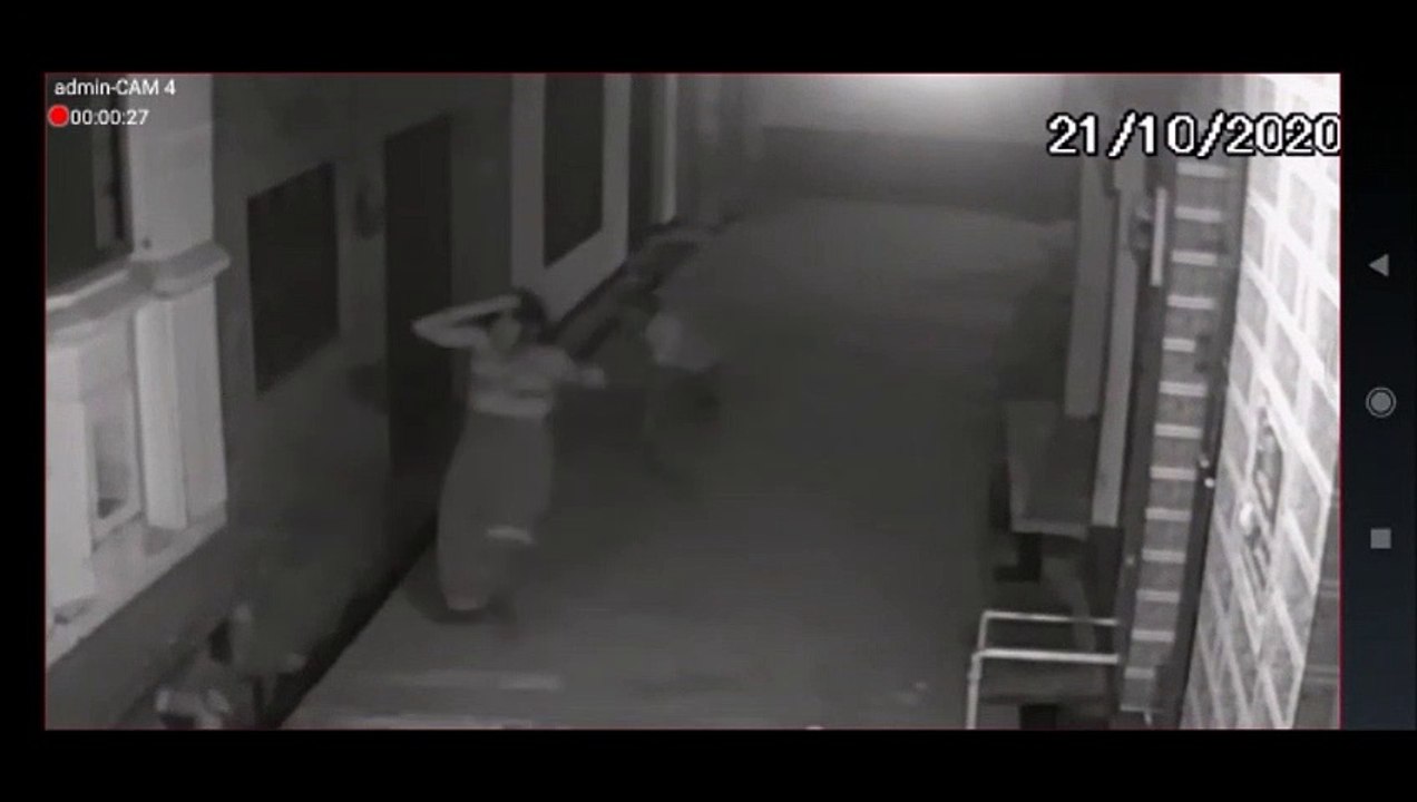 मोहल्ले की गली में गुंडे पति ने पत्नी को दौड़ा-दौड़कर पीटा